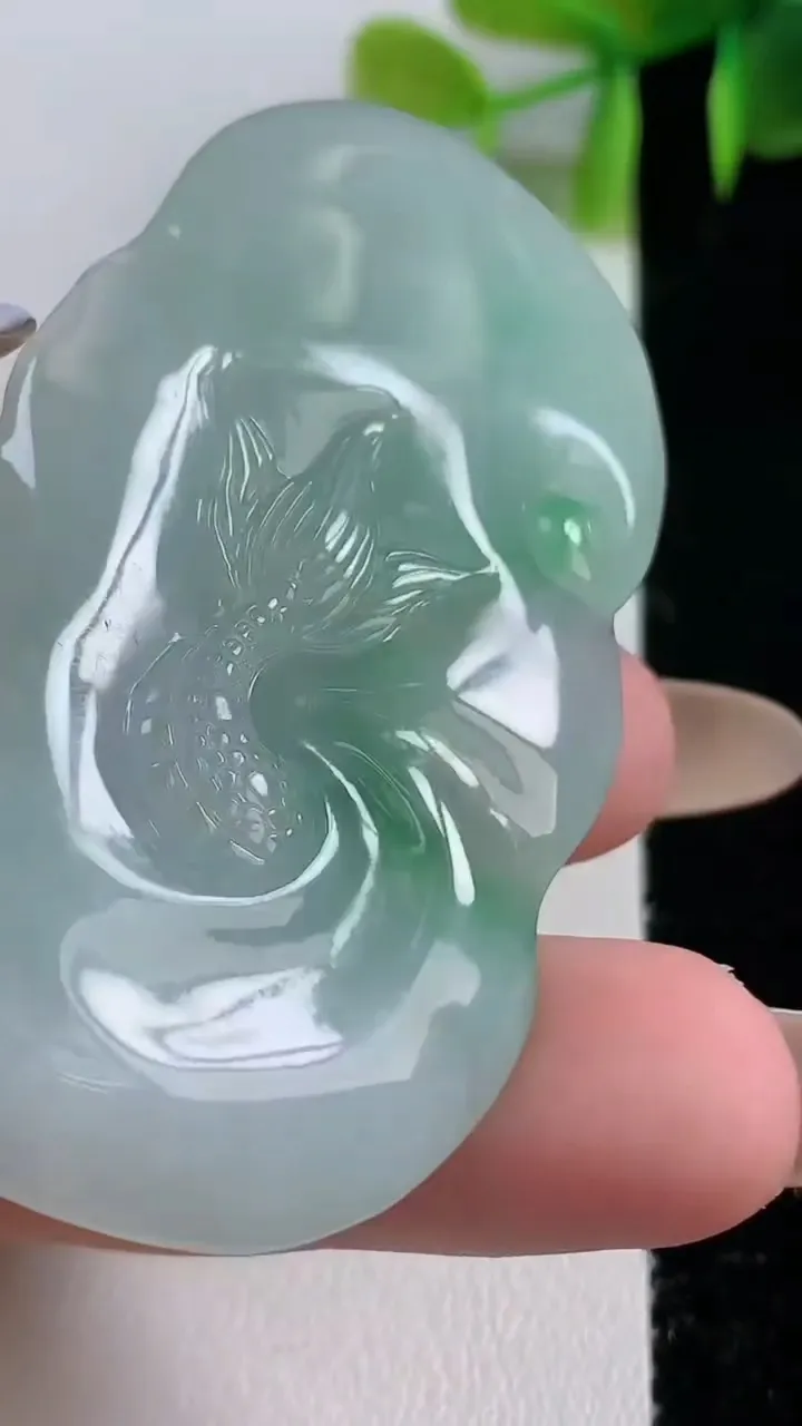 天然A货翡翠龙牌吊坠，尺寸61.2-35.6-8.3，重量:32.12g
11月10日