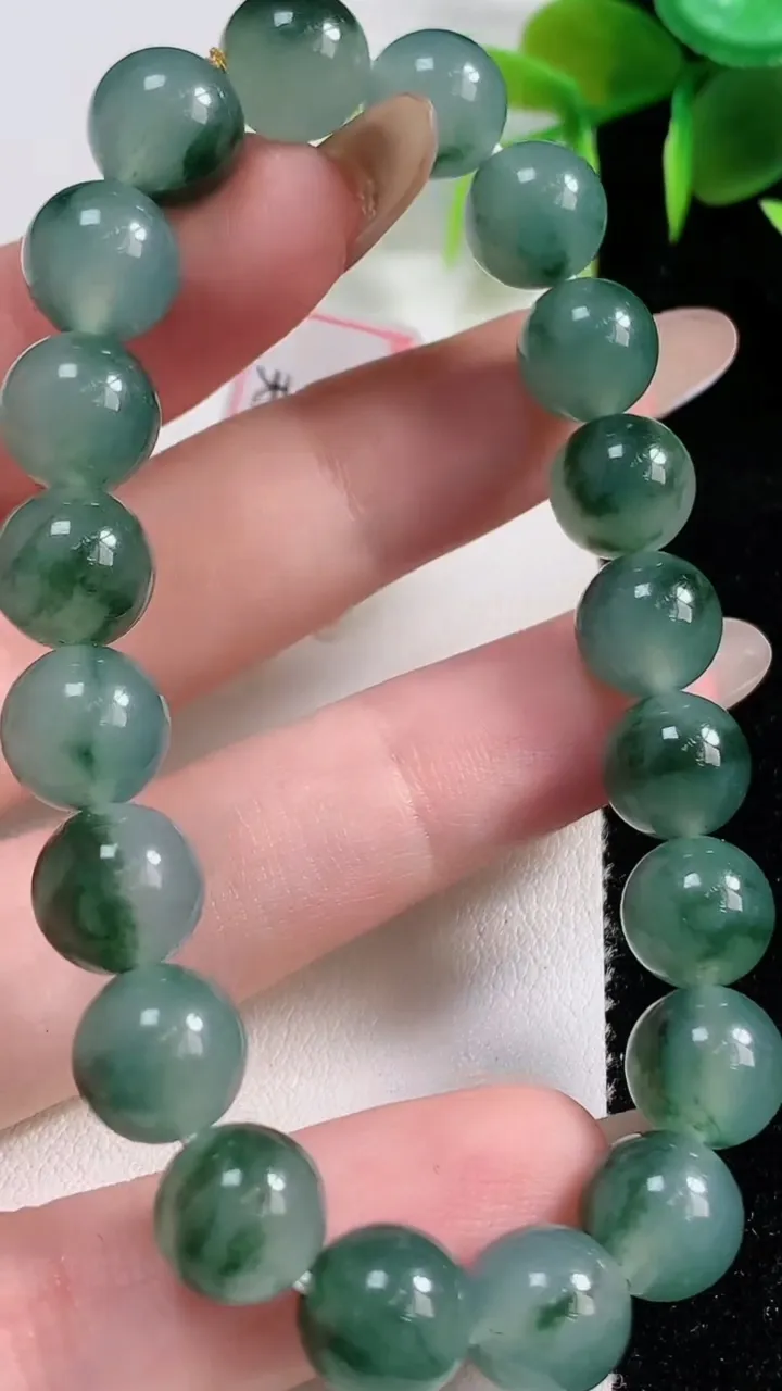 天然A货翡翠种飘花圆珠手串20颗，尺寸9.5，重量:29.70g11月10日
工厂直销收藏佳品,种好
