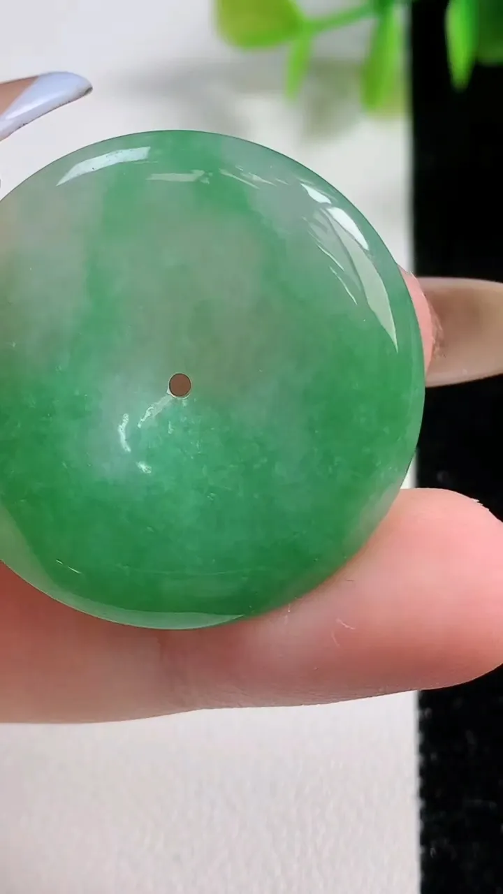 天然A货翡翠平安扣吊坠，尺寸32-4.8，重量:10.88g
11月10日