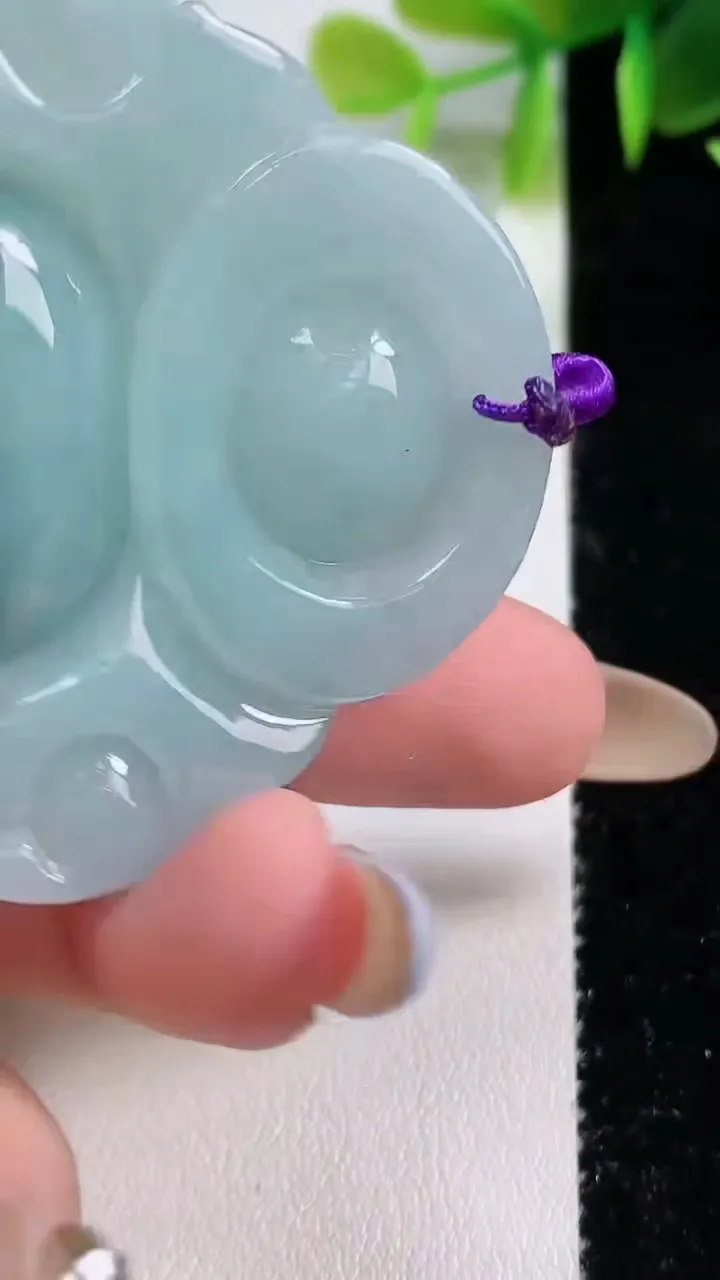 天然A货翡翠冰种飘花佛公吊坠，尺寸44.5-48.8-12.3，重量:38.48g
11月10日