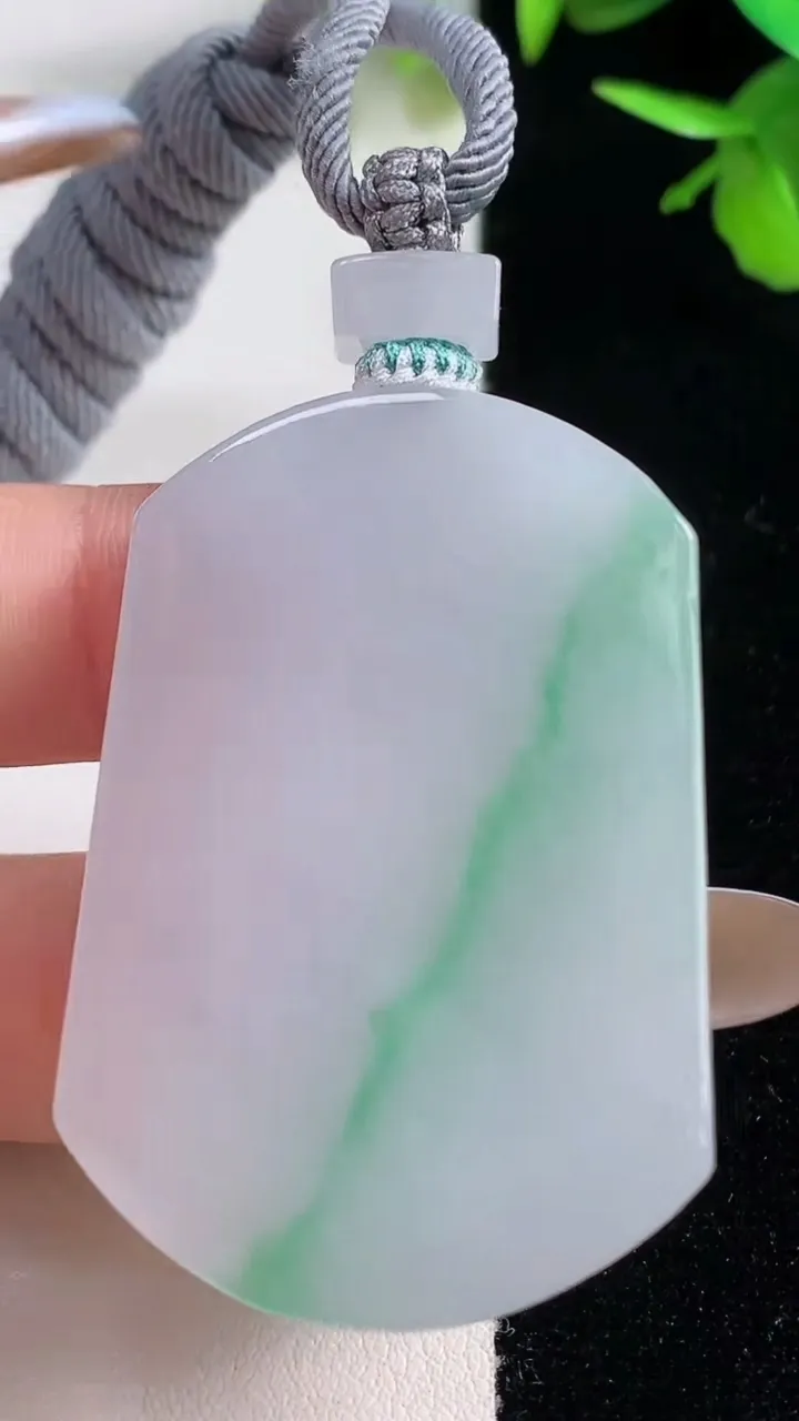 天然A货翡翠无事牌吊坠，尺寸47.3-32-6.2，重量:28.27g
11月10日