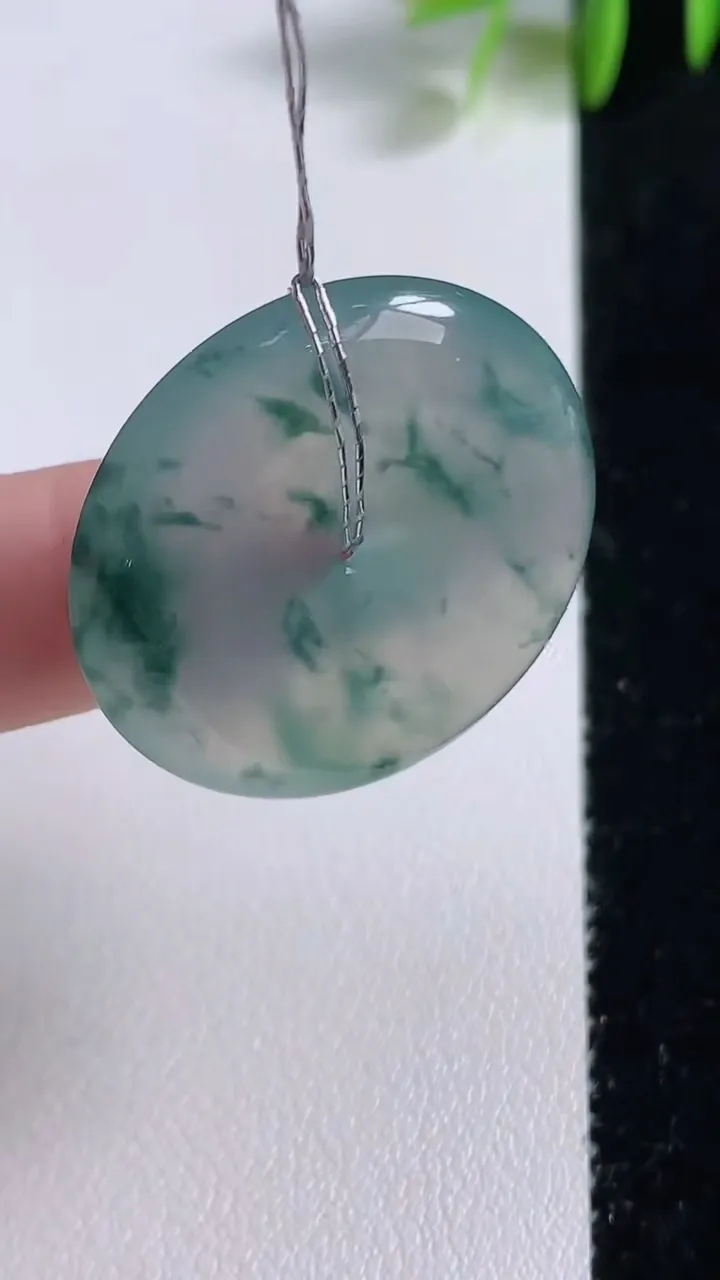 天然A货翡翠种飘花平安扣吊坠，尺寸29.4-5.7，重量:10.50g
11月10日