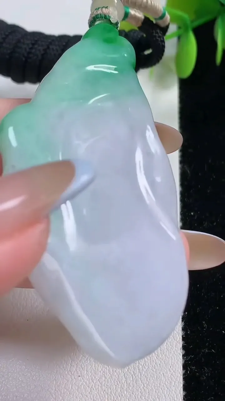 天然A货翡翠观音菩萨吊坠，尺寸67-39-8.4，重量:37.76g
11月10日