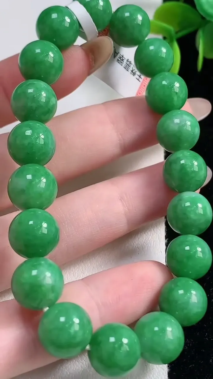 天然A货翡翠圆珠手串19颗，尺寸10.5，重量:38.52g11月10日
工厂直销收藏佳品,种好水足，色泽均匀，有种有色，上手高大气！