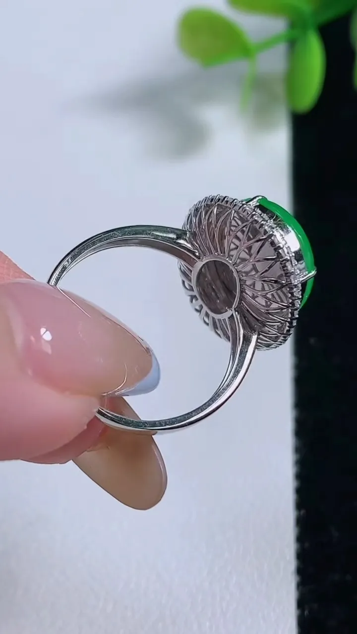 天然A货翡翠蛋面戒指，尺寸18-15.2-11.8-8.7，重量:4.54g2025年11月10日
工厂直销收藏佳品,种好水足，色泽均匀，有种有色，上手高大气！
