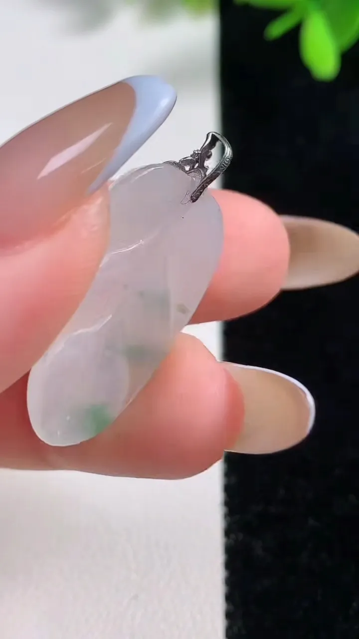 天然A货翡翠种飘花金枝玉叶 叶子吊坠，尺寸25.8-15-3.7，重量:2.72g
11月10日