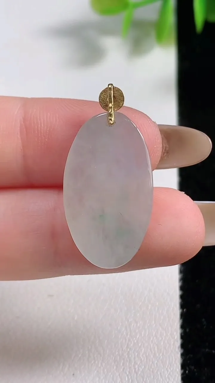 天然A货翡翠无事牌吊坠，尺寸24.3-13.7-3.8，重量:3.68g
11月10日