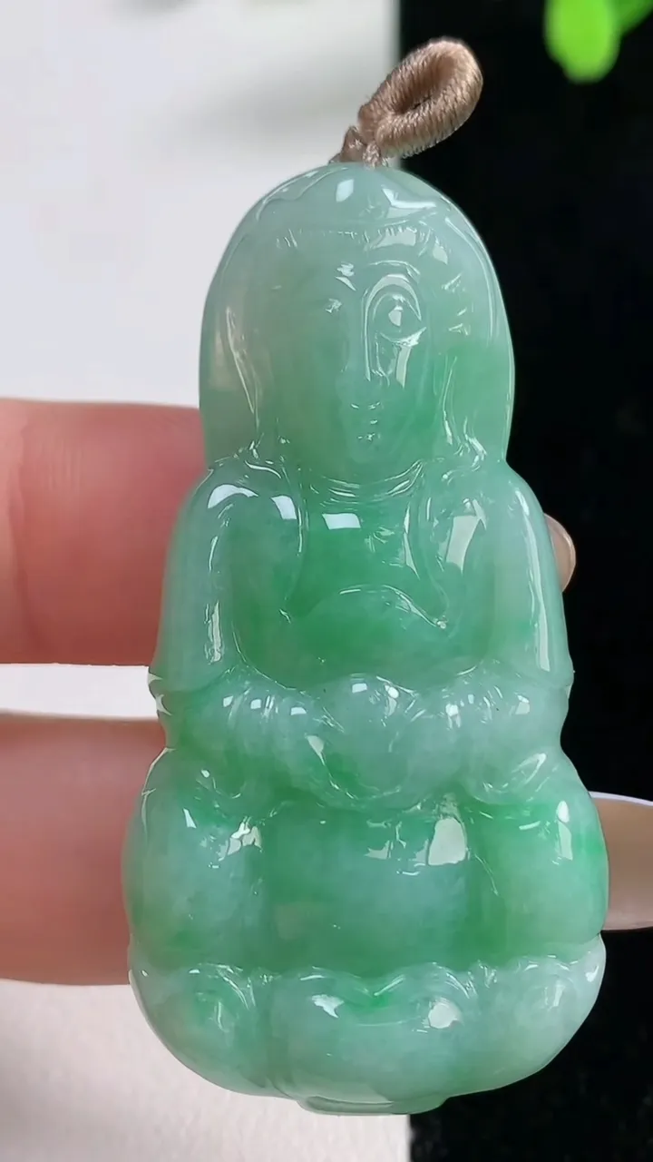 天然A货翡翠观音菩萨吊坠，尺寸49.5-25.7-7.6，重量:17.19g
11月10日