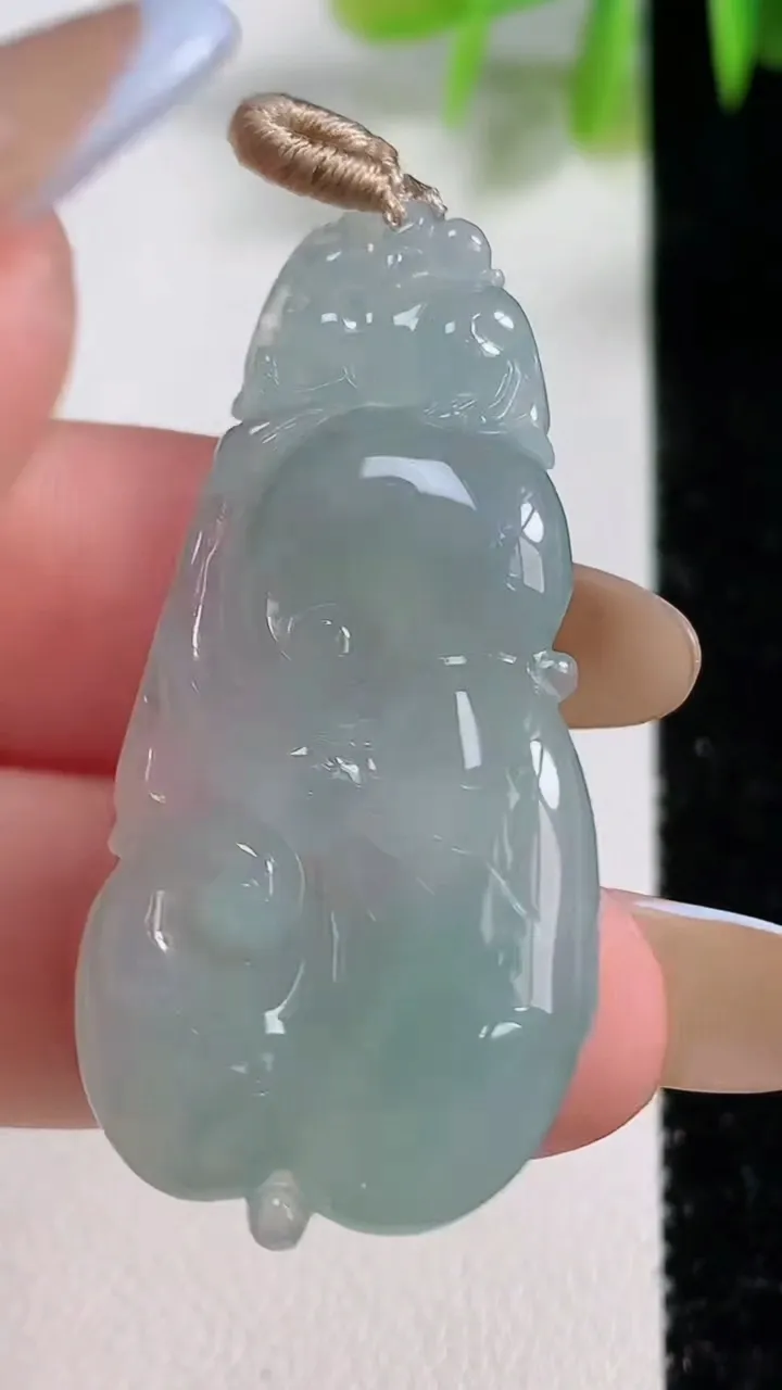 天然A货翡翠如意吊坠，尺寸44.8-20-5.5，重量:8.07g
11月10日