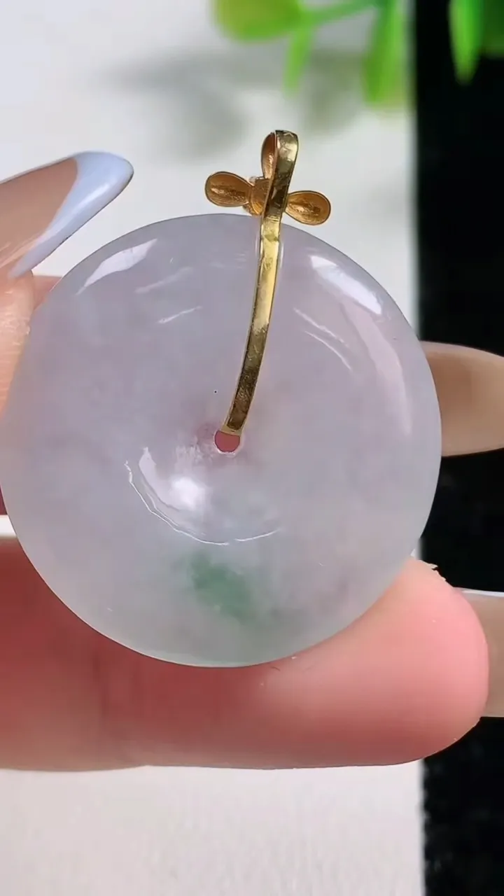 天然A货翡翠种飘花平安扣吊坠，尺寸27-4.7，重量:7.56g
11月10日