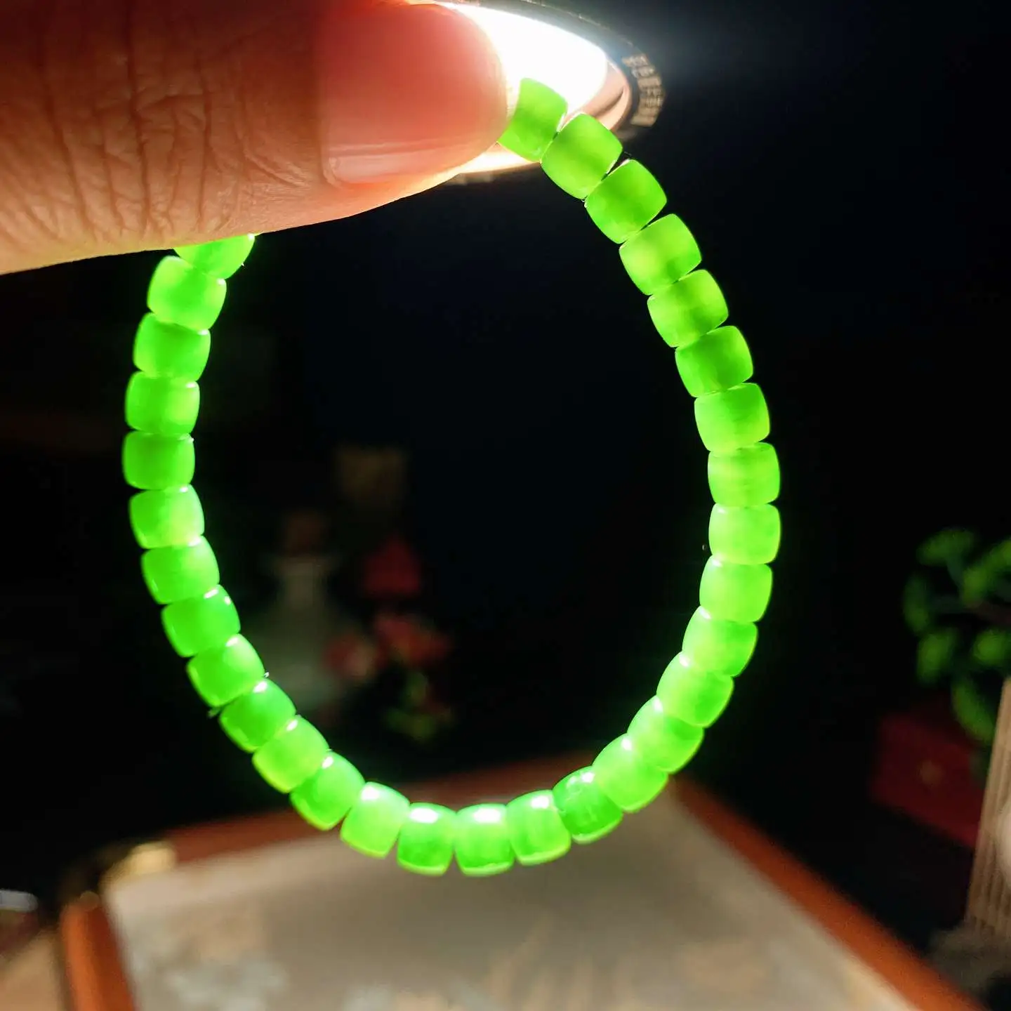 和田玉鲜阳绿俄罗斯碧玉直切老型珠手串 单颗尺寸5/6重13克。玉质细腻油润。手推出油。佩戴高端典雅。lt251107