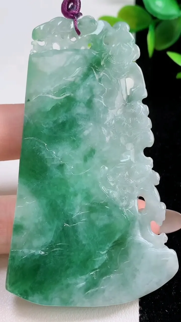 天然A货翡翠山水牌吊坠，尺寸79.6-46-8，重量:50.22g
11月10日