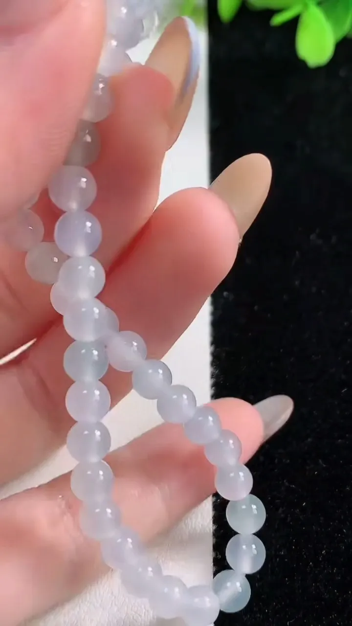 天然A货翡翠小米圆珠手串38颗，尺寸5.5，重量:9.66g11月10日
工厂直销收藏佳品,种好水足，色泽均匀，有种有色，上手高大气！