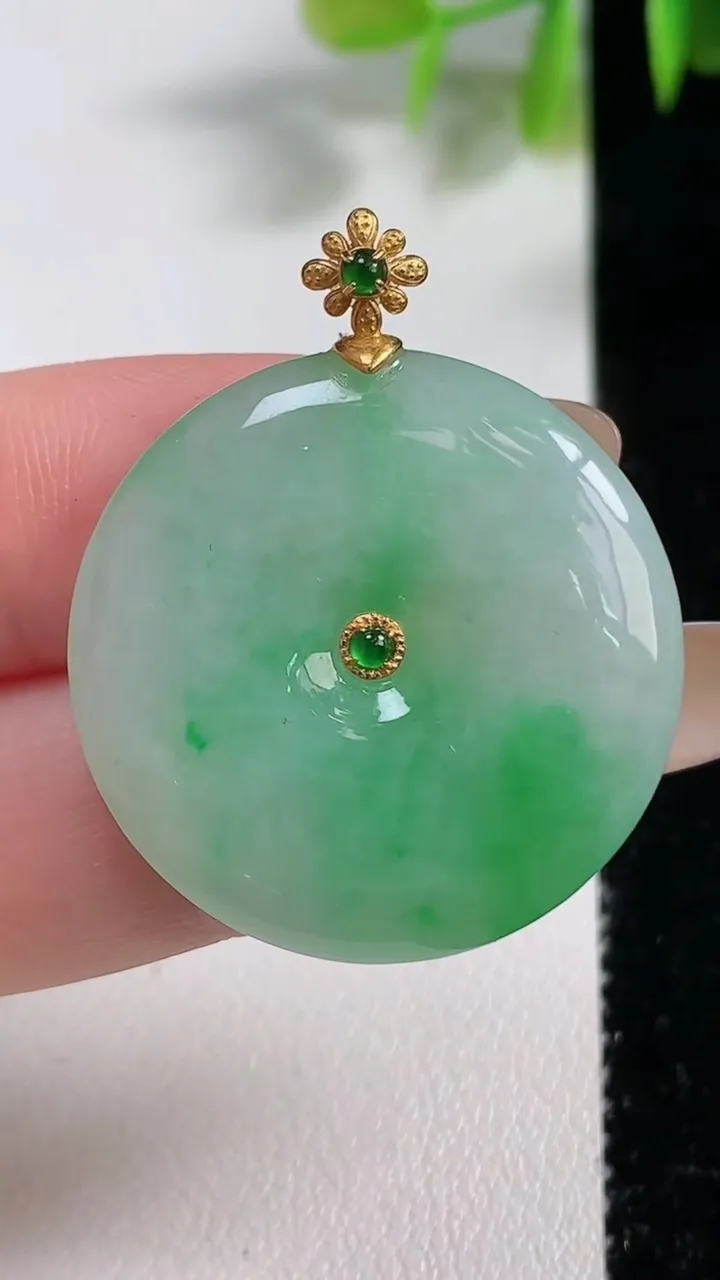 天然A货翡翠平安扣吊坠，尺寸28.8-5，重量:9.00g
11月10日