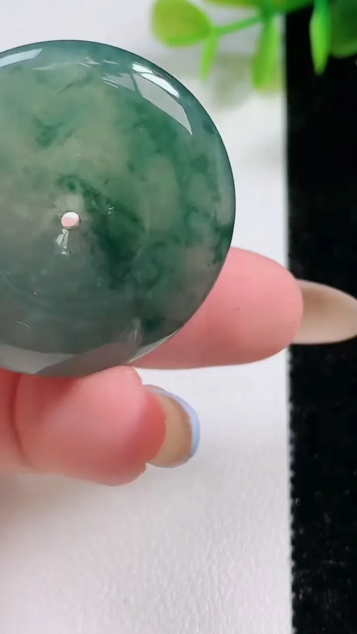 天然A货翡翠冰种飘花平安扣吊坠，尺寸34.5-6.3，重量:15.17g
11月10日