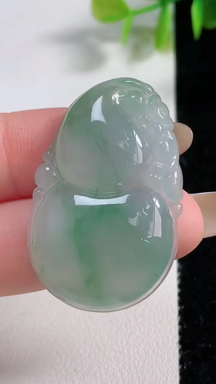 天然A货翡翠冰种飘花葫芦吊坠，尺寸37.8-23.8-5.5，重量:8.81g
11月10日