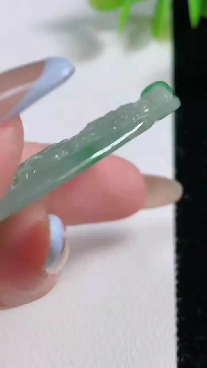 天然A货翡翠千手观音菩萨吊坠，尺寸50.8-33.3-5.9，重量:16.76g
11月10日