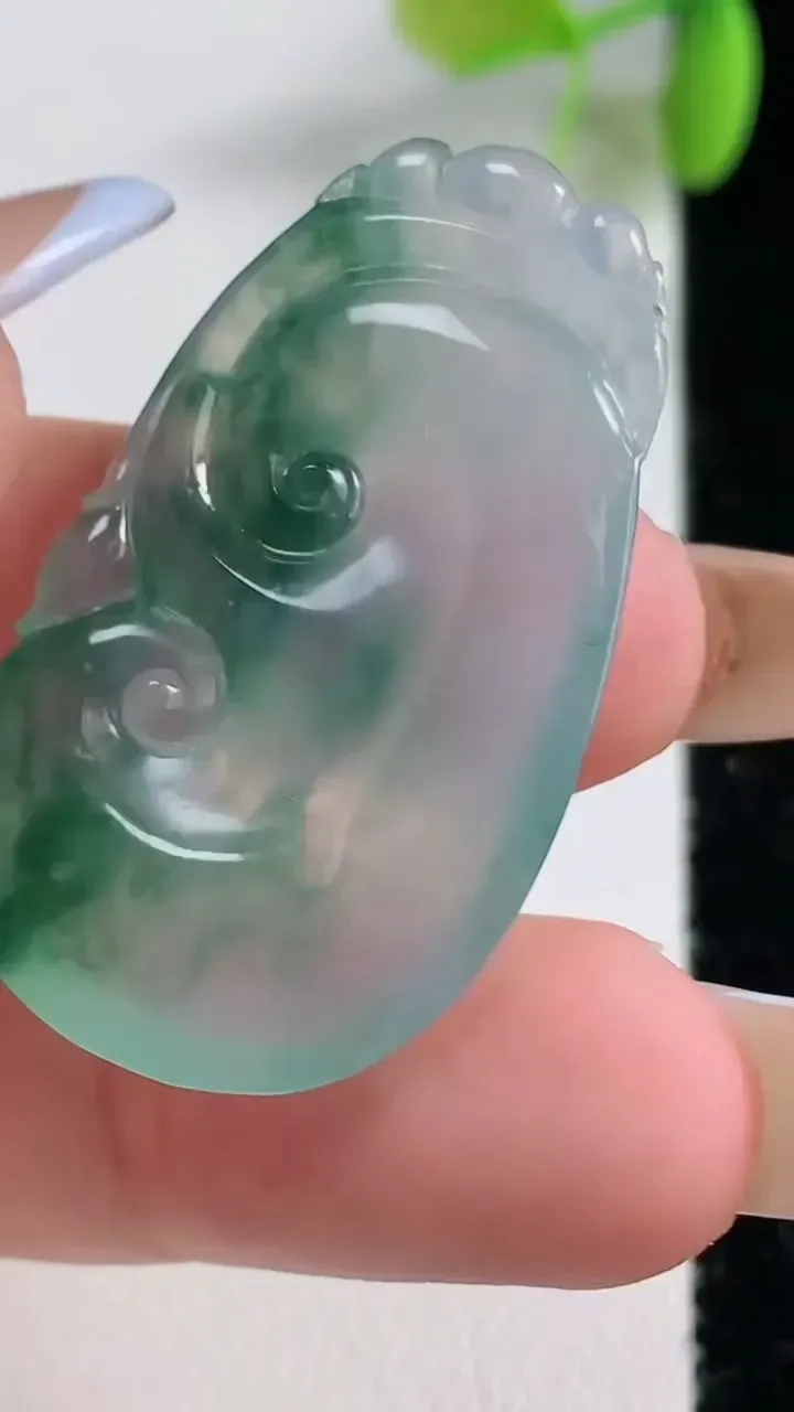 天然A货翡翠种飘花如意吊坠，尺寸37-21.8-5.4，重量:8.17g
11月10日