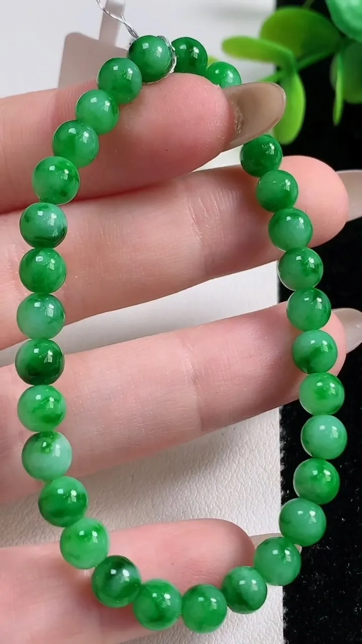 天然A货翡翠小米圆珠手串31颗，尺寸5.6，重量:10.00g11月10日
工厂直销收藏佳品,种好水足，色泽均匀，有种有色，上手高大气！