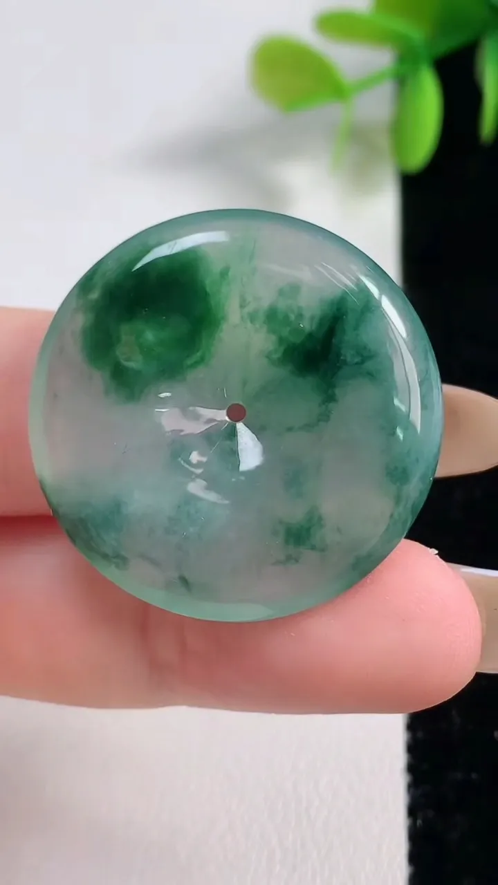 天然A货翡翠种飘花平安扣吊坠，尺寸30.3-5.5，重量:10.59g
11月10日