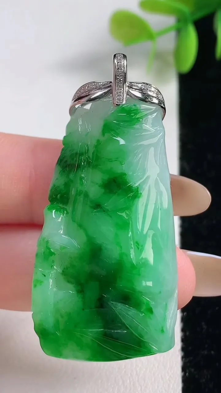 天然A货翡翠节节高升 竹节吊坠，尺寸44-23-8.5，重量:17.45g
11月10日