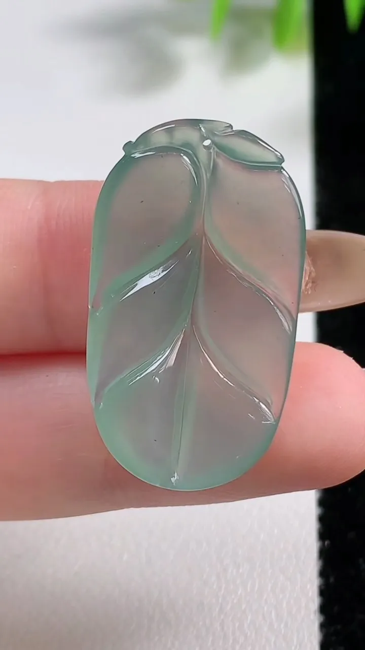 天然A货翡翠金枝玉叶 叶子镶嵌件，尺寸30.8-17.4-3.6，重量:3.76g
11月10日