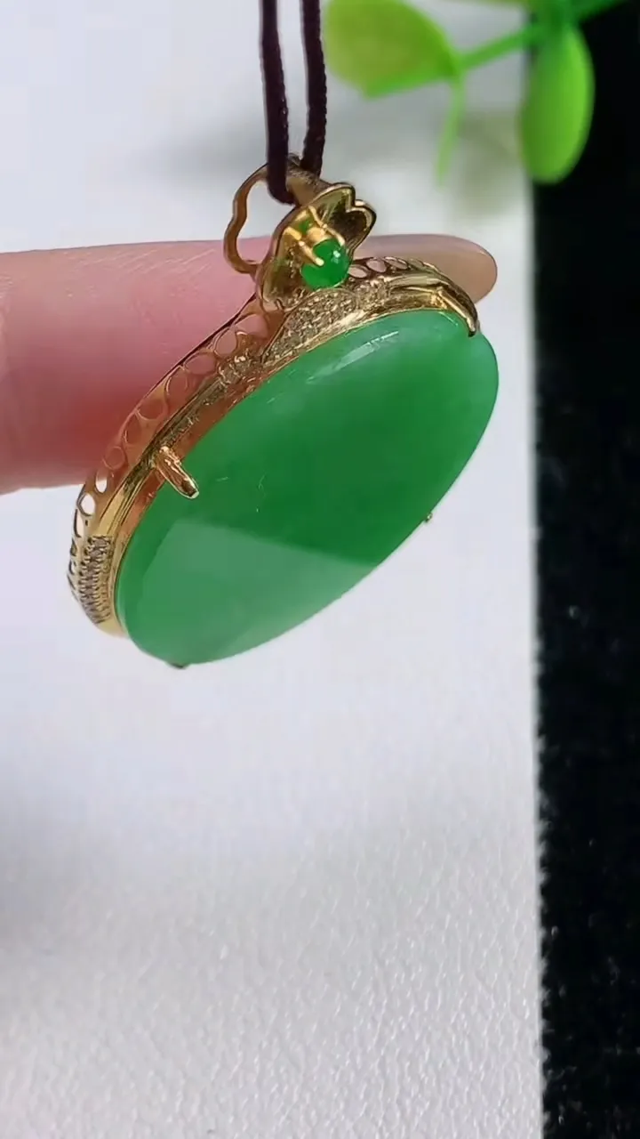天然A货翡翠无事牌吊坠，尺寸36-27.7-4.9裸石25.4，重量:6.95g
11月10日