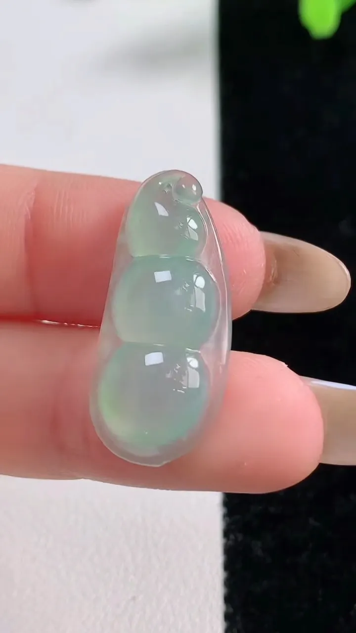 天然A货翡翠福豆吊坠，尺寸27.5-12.8-5.2，重量:2.76g
11月10日