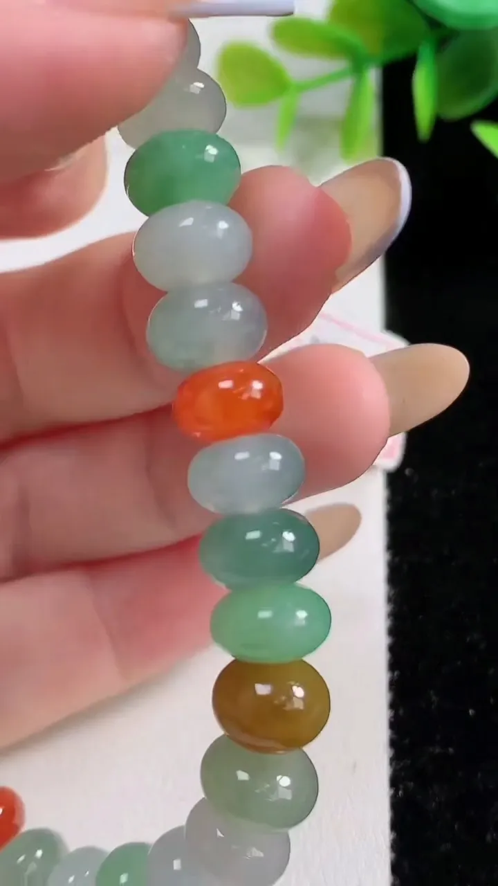 天然A货翡翠种三彩算盘珠手串32颗，尺寸8.2-6，重量:26.44g11月10日
工厂直销收藏佳品,种好水足，色泽均匀，有种有色，上手高大气！