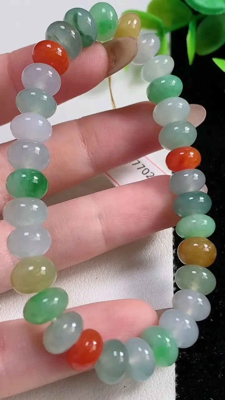 天然A货翡翠种三彩算盘珠手串32颗，尺寸8.2-6，重量:26.44g11月10日
工厂直销收藏佳品,种好水足，色泽均匀，有种有色，上手高大气！