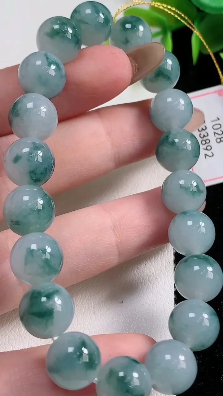 天然A货翡翠种飘花圆珠手串19颗，尺寸10，重量:33.96g11月10日
工厂直销收藏佳品,种好水足，色泽均匀，有种有色，上手高大气！