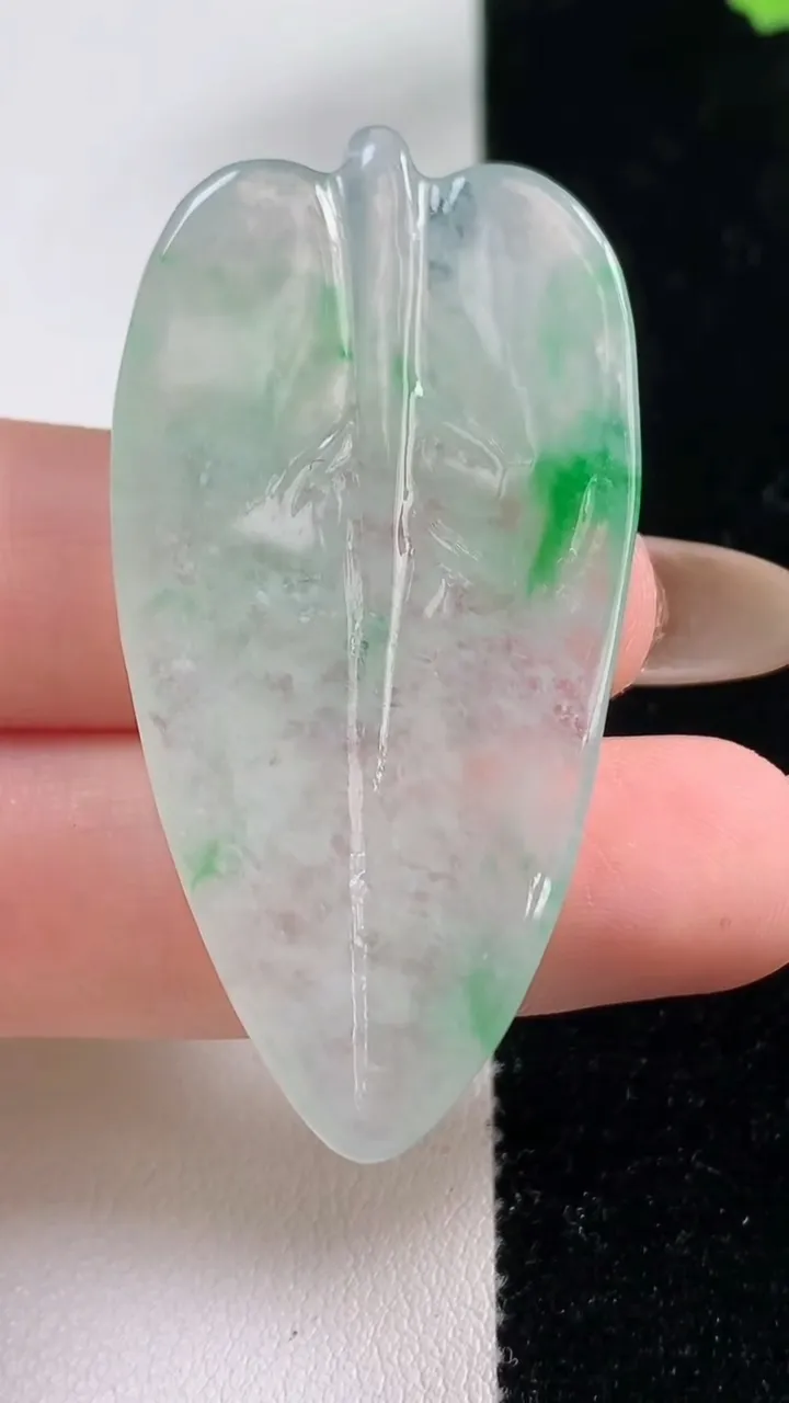 天然A货翡翠金枝玉叶 叶子吊坠，尺寸51.3-27-4，重量:12.21g
11月10日