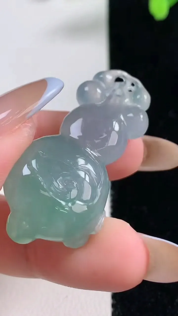 天然A货翡翠葫芦吊坠，尺寸42.4-20.7-10.6，重量:11.84g
11月10日