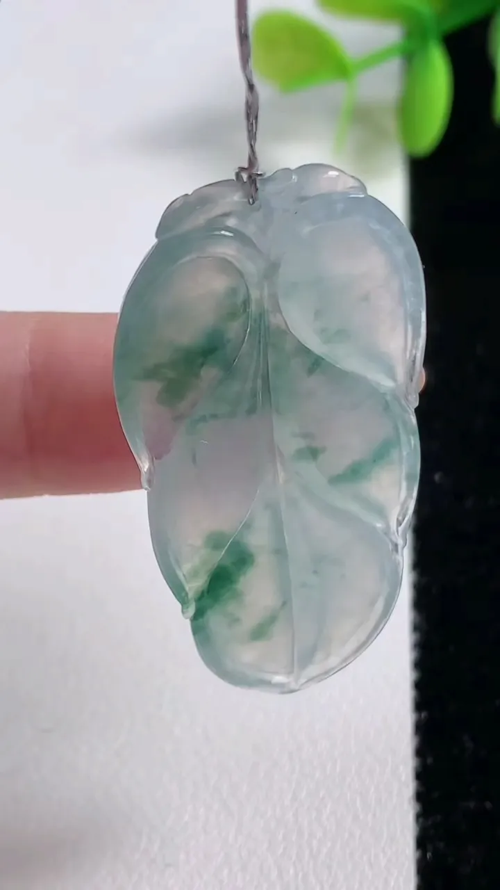 天然A货翡翠冰种飘花金枝玉叶 叶子吊坠，尺寸42.5-21.7-4.6，重量:7.54g
11月10日