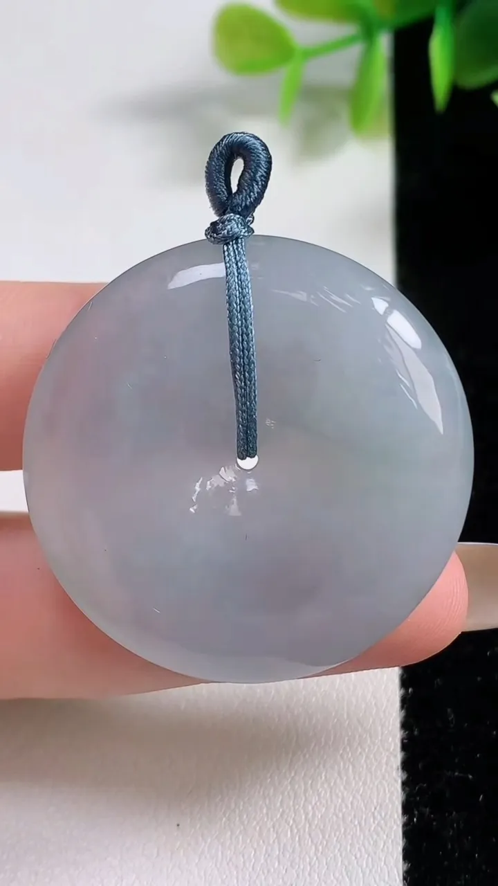 天然A货翡翠冰种飘花平安扣吊坠，尺寸35.6-6.4，重量:17.86g
11月10日