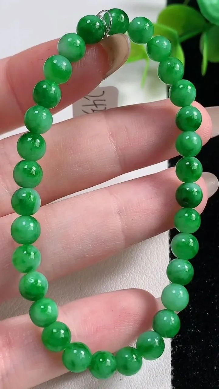 天然A货翡翠小米圆珠手串31颗，尺寸5.6，重量:10.00g11月10日
工厂直销收藏佳品,种好水足，色泽均匀，有种有色，上手高大气！
