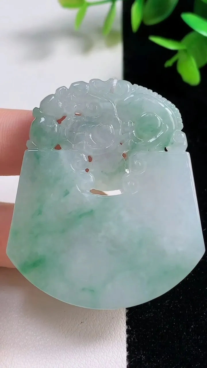 天然A货翡翠冰种飘花仿古无事牌吊坠，尺寸51.7-44.5-6.5，重量:34.17g
11月10日