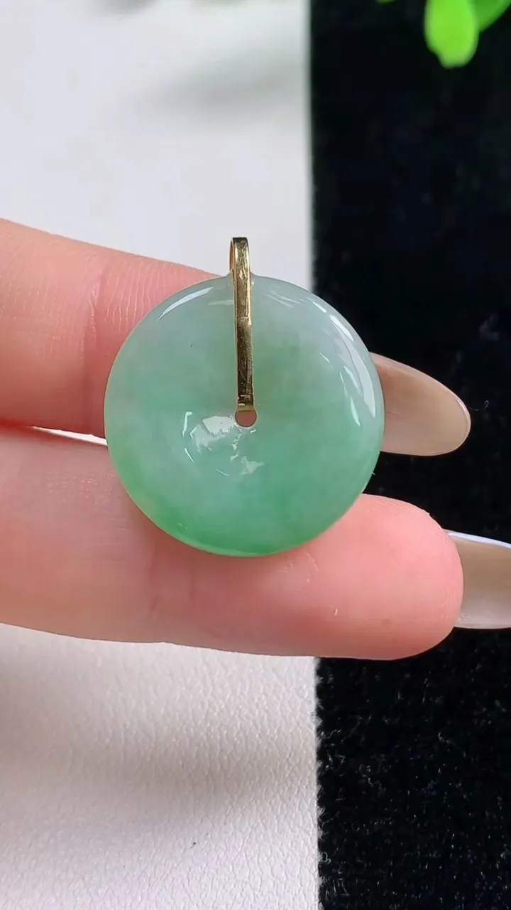 天然A货翡翠平安扣吊坠，尺寸21.4-3.5，重量:3.92g
11月10日