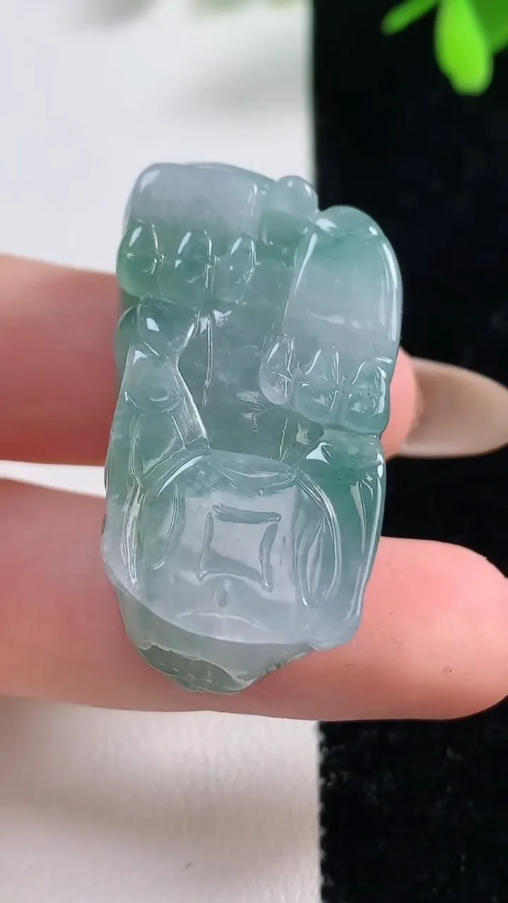 天然A货翡翠貔貅吊坠，尺寸37.4-20-12，重量:21.60g
11月10日