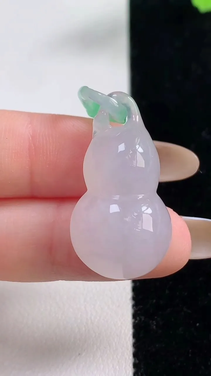 天然A货翡翠葫芦吊坠，尺寸32.8-16.2-10，重量:8.02g
11月10日