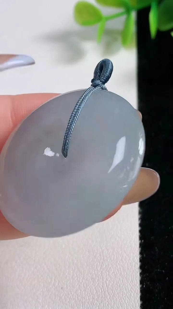 天然A货翡翠冰种飘花平安扣吊坠，尺寸35.6-6.4，重量:17.86g
11月10日