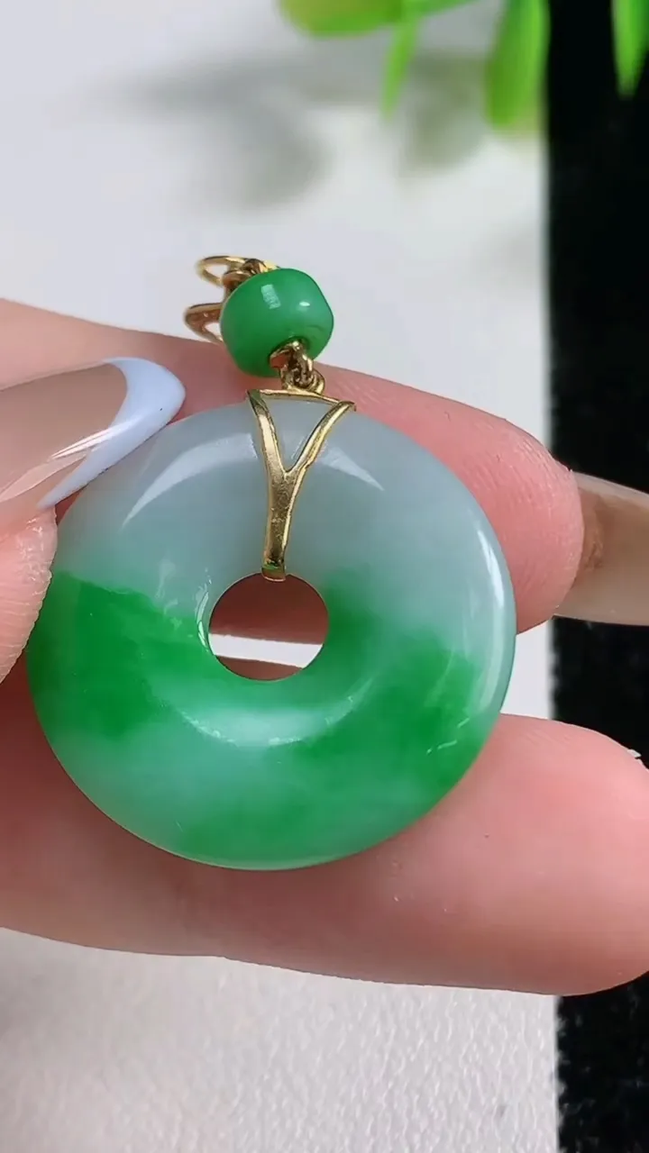 天然A货翡翠平安环吊坠，尺寸24-3.6，重量:5.11g
11月10日