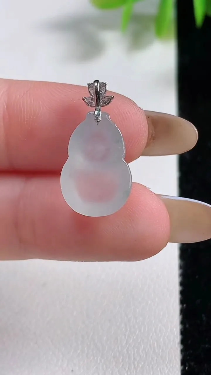 天然A货翡翠种飘花葫芦吊坠，尺寸15.7-11-5.8，重量:1.94g
11月10日