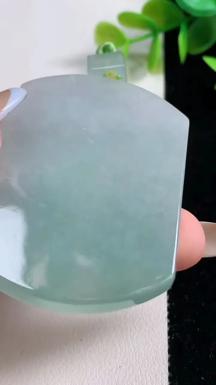 天然A货翡翠无事牌吊坠，尺寸56.3-41.8-5.3，重量:38.57g
11月10日