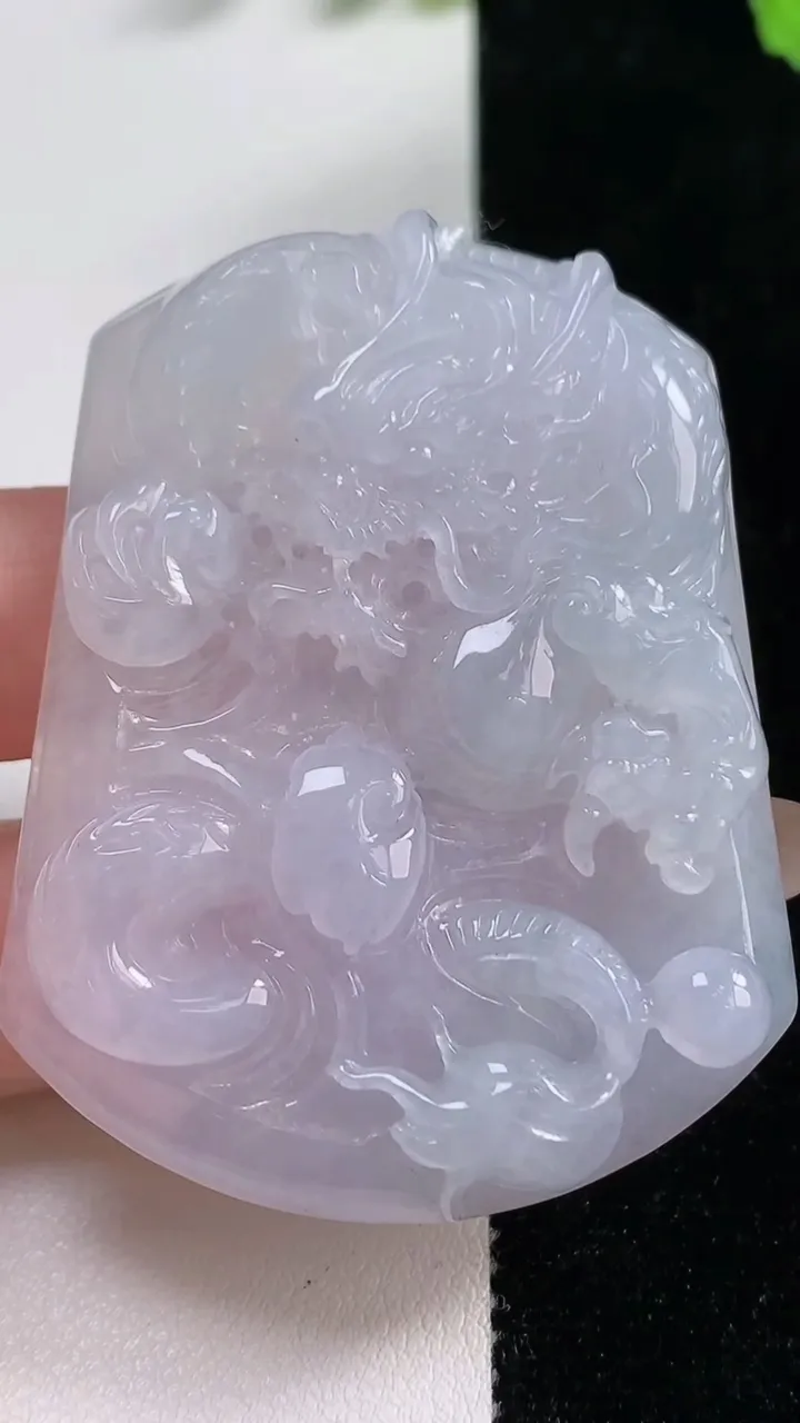 天然A货翡翠龙牌吊坠，尺寸56.2-43.4-8.3，重量:39.05g
11月10日