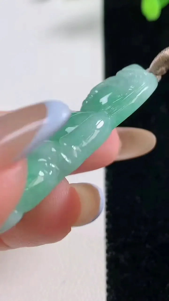 天然A货翡翠观音菩萨吊坠，尺寸49.5-25.7-7.6，重量:17.19g
11月10日