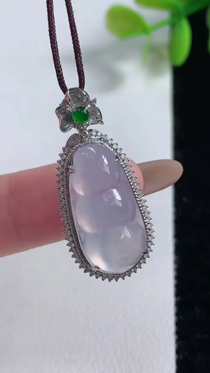 天然A货翡翠种白冰福豆吊坠，尺寸31.6-14.2-8.8裸石21-10.3，重量:3.57g
11