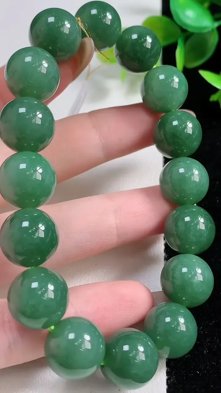 天然A货翡翠圆珠手串16颗，尺寸13，重量:58.28g11月10日
工厂直销收藏佳品,种好水足，色泽均匀，有种有色，上手高大气！