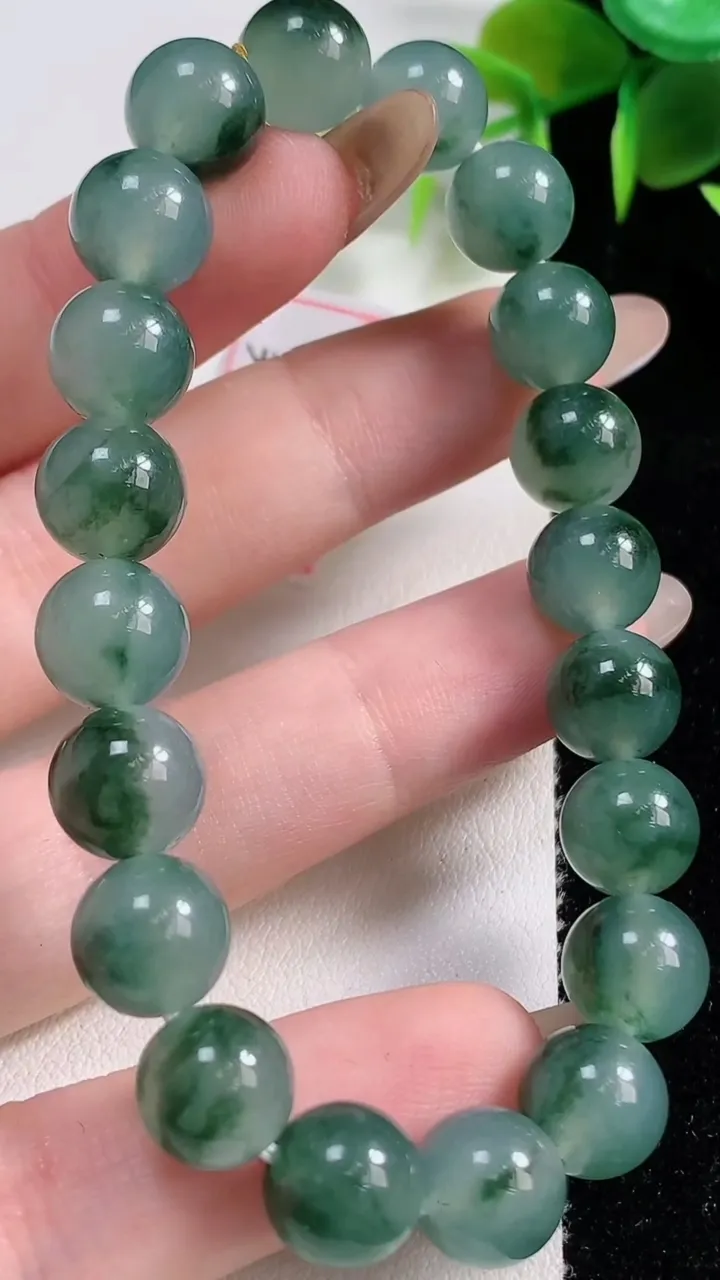 天然A货翡翠种飘花圆珠手串20颗，尺寸9.5，重量:29.70g11月10日
工厂直销收藏佳品,种好水足，色泽均匀，有种有色，上手高大气！