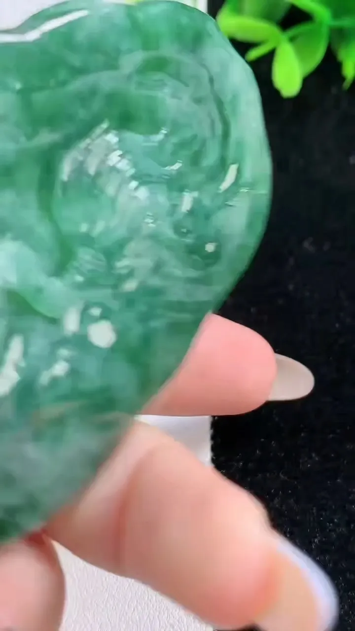 天然A货翡翠龙牌吊坠，尺寸75.7-50.5-11.8，重量:85.80g
11月10日